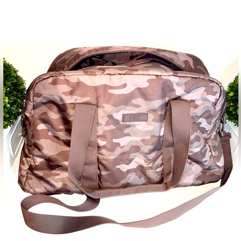 NEW GILRS JUNIORS CAMO MEDIUM SIZE PINK DUFFLE BAG - Picture 1 of 6